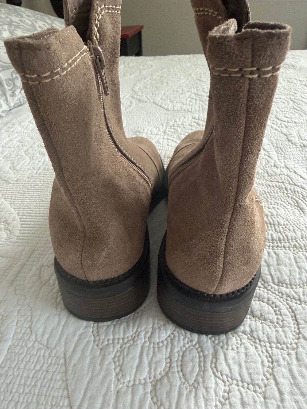 Clarks Maye Pebble Suede Chelsea Ankle Boots Side Zip Stitch Detail Size 7 NWOB - Picture 9 of 11